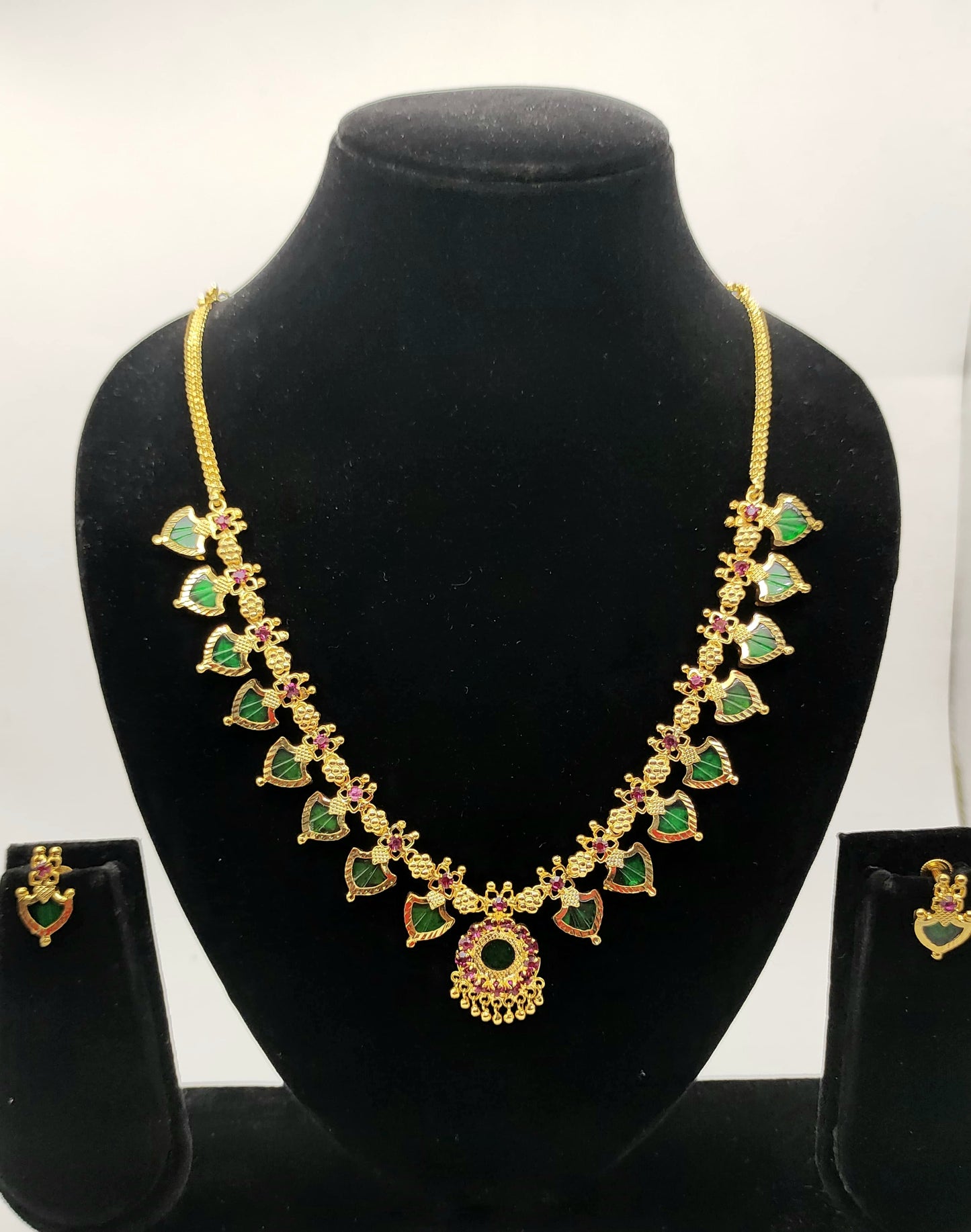 Green palakka necklace with stud