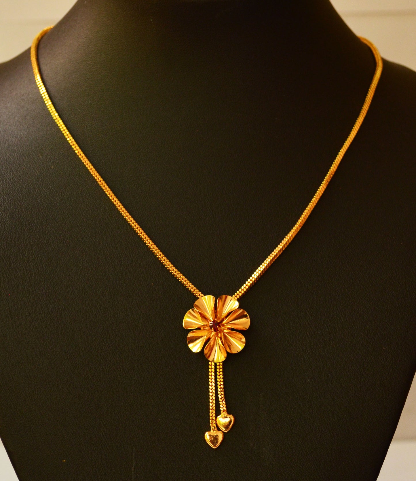 Trendy flower shape Necklace - by Shrayathi